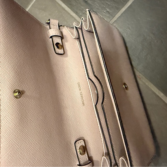 Michael Kors Pink Crossbody Bag with Gold Chain - Picture 4 of 4
